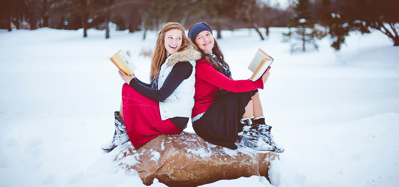 zwei-frauen-lesend-im-schnee